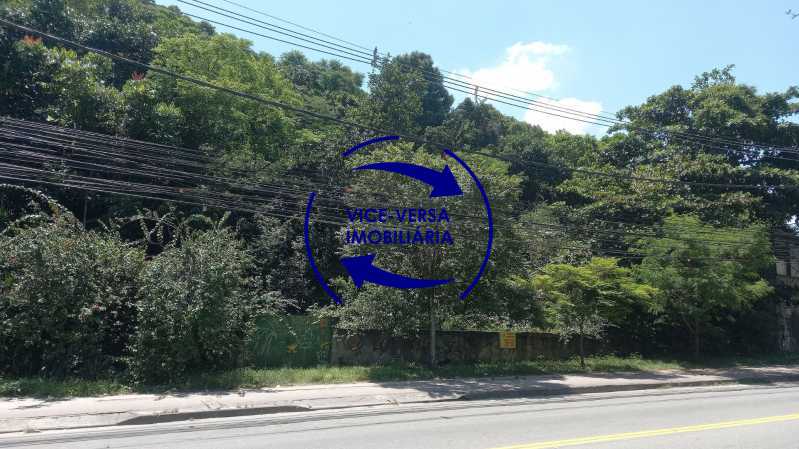 Conheça Frente do Terreno do imóvel - Estrada dos Bandeirantes 8.630, próximo ao Rio Centro. Amplo terreno com aproveitamento de cerca de 1.200 m2, com 37 metros de frente, para vários fins (residencial multifamiliar ou não residencial). - 1430 - 23 Frente do Terreno - Estrada dos Bandeirantes 8.630, próximo ao Rio Centro. Amplo terreno com aproveitamento de cerca de 1.200 m2, com 37 metros de frente, para vários fins (residencial multifamiliar ou não residencial). - 1430 - 23