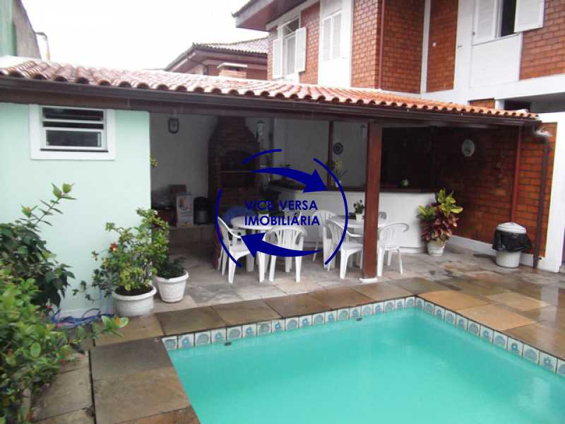 Conheça fundos-piscina-churrasqueira do imóvel - Anil, Estrada Uruçanga, casa, condomínio fechado, 3 salas, varanda, 3 quartos (1 suíte), lavabo, piscina, churrasqueira! - 1106 - 10 fundos-piscina-churrasqueira - Anil, Estrada Uruçanga, casa, condomínio fechado, 3 salas, varanda, 3 quartos (1 suíte), lavabo, piscina, churrasqueira! - 1106 - 10