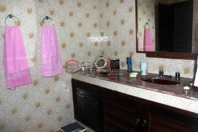 Conheça Banheiro suite do imóvel - Casa estilo sitio junto a todo verde.Salões.4 Quartos.suite. varandas. Dependência.Terraço com piscina e vaga ampla - LACA40046 - 13 Banheiro suite - Casa estilo sitio junto a todo verde.Salões.4 Quartos.suite. varandas. Dependência.Terraço com piscina e vaga ampla - LACA40046 - 13