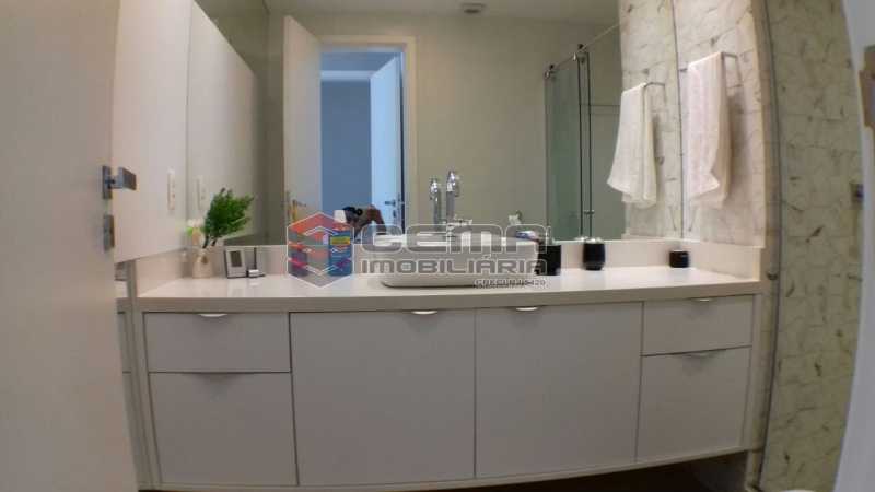 Conheça banheiro suite 4 do imóvel - Apartamento À Venda - Rio de Janeiro - RJ - Botafogo - LAAP22338 - 16 banheiro suite 4 - Apartamento À Venda - Rio de Janeiro - RJ - Botafogo - LAAP22338 - 16