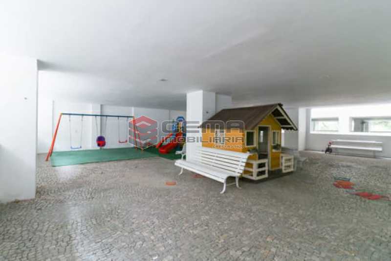 Conheça play do imóvel - Localização privilegiada Apartamento Duplex da Av. Oswaldo Cruz - LAAP23885 - 23 play - Localização privilegiada Apartamento Duplex da Av. Oswaldo Cruz - LAAP23885 - 23