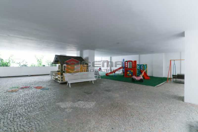 Conheça play do imóvel - Localização privilegiada Apartamento Duplex da Av. Oswaldo Cruz - LAAP23885 - 24 play - Localização privilegiada Apartamento Duplex da Av. Oswaldo Cruz - LAAP23885 - 24