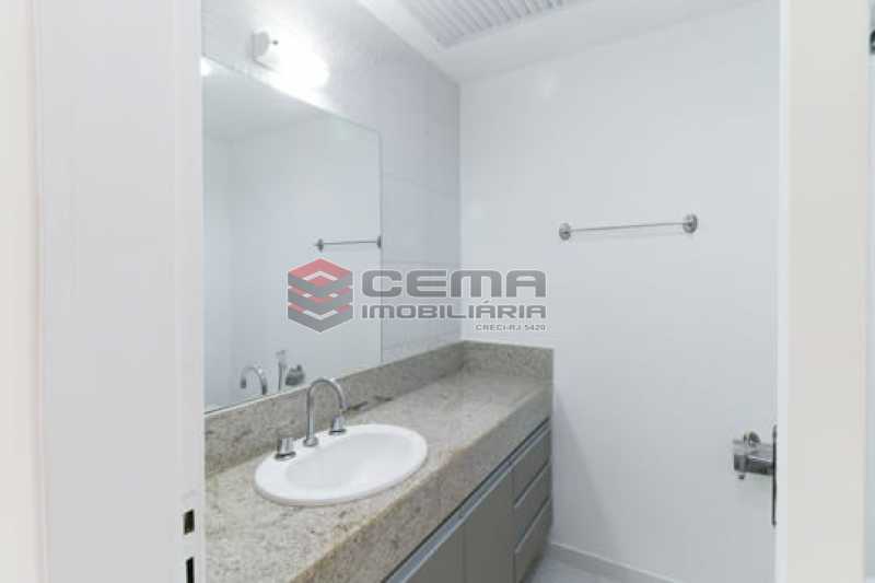 Conheça banheiro suite do imóvel - Localização privilegiada Apartamento Duplex da Av. Oswaldo Cruz - LAAP23885 - 19 banheiro suite - Localização privilegiada Apartamento Duplex da Av. Oswaldo Cruz - LAAP23885 - 19