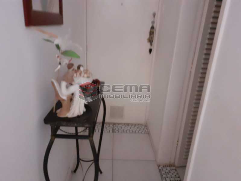 Conheça entrada do imóvel - Kitnet/Conjugado 30m² à venda Catete, Zona Sul RJ - R$ 370.000 - LAKI10300 - 4 entrada - Kitnet/Conjugado 30m² à venda Catete, Zona Sul RJ - R$ 370.000 - LAKI10300 - 4