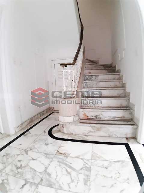 Conheça escada e saguão do imóvel - Casa de Luxo Urca - LACA40107 - 5 escada e saguão - Casa de Luxo Urca - LACA40107 - 5