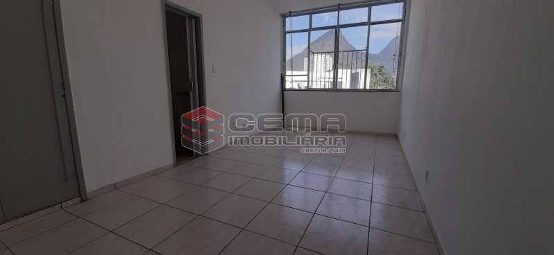Conheça Sala do imóvel - Kitnet/Conjugado 26m² para alugar Laranjeiras, Zona Sul RJ - R$ 800 - LAKI01334 - 7 Sala - Kitnet/Conjugado 26m² para alugar Laranjeiras, Zona Sul RJ - R$ 800 - LAKI01334 - 7