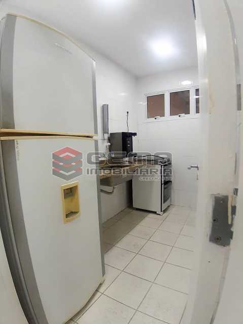 Conheça cozinha do salão de festas do imóvel - Dupla suíte com vaga Flamengo - LAAP24947 - 24 cozinha do salão de festas - Dupla suíte com vaga Flamengo - LAAP24947 - 24