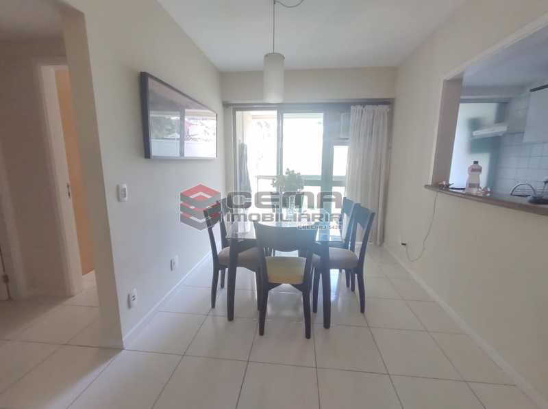 Conheça sala do imóvel - Excelente Apartamento MOBILIADO com 2 quartos, suíte e vaga em Botafogo - LAAP25099 - 3 sala - Excelente Apartamento MOBILIADO com 2 quartos, suíte e vaga em Botafogo - LAAP25099 - 3