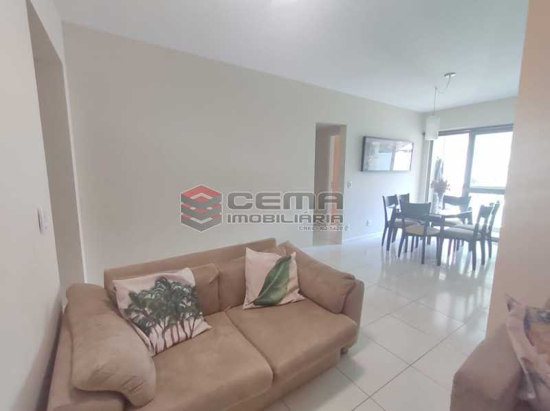 Conheça sala do imóvel - Excelente Apartamento MOBILIADO com 2 quartos, suíte e vaga em Botafogo - LAAP25099 - 6 sala - Excelente Apartamento MOBILIADO com 2 quartos, suíte e vaga em Botafogo - LAAP25099 - 6