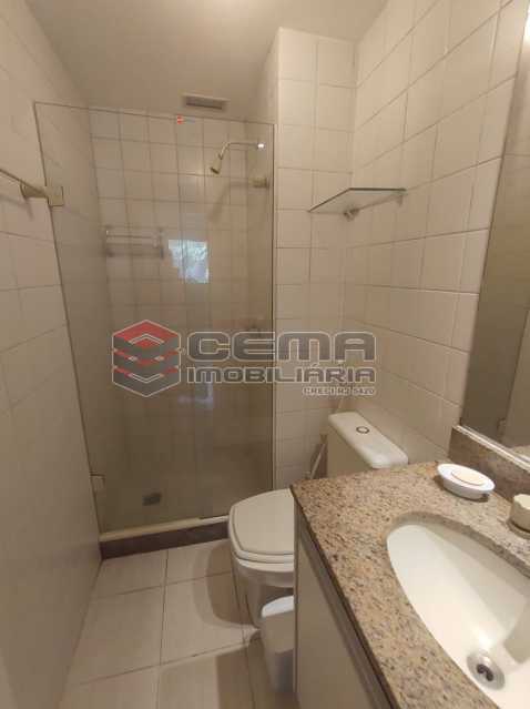 Conheça banheiro social do imóvel - Excelente Apartamento MOBILIADO com 2 quartos, suíte e vaga em Botafogo - LAAP25099 - 18 banheiro social - Excelente Apartamento MOBILIADO com 2 quartos, suíte e vaga em Botafogo - LAAP25099 - 18