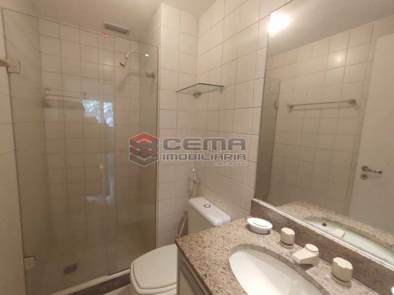 Conheça banheiro social do imóvel - Excelente Apartamento MOBILIADO com 2 quartos, suíte e vaga em Botafogo - LAAP25099 - 19 banheiro social - Excelente Apartamento MOBILIADO com 2 quartos, suíte e vaga em Botafogo - LAAP25099 - 19