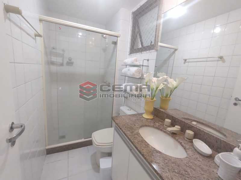 Conheça banheiro suite do imóvel - Excelente Apartamento MOBILIADO com 2 quartos, suíte e vaga em Botafogo - LAAP25099 - 12 banheiro suite - Excelente Apartamento MOBILIADO com 2 quartos, suíte e vaga em Botafogo - LAAP25099 - 12