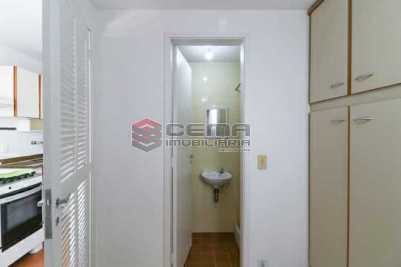 Conheça Banheiro de serviço. do imóvel - Dois quartos com vaga Laranjeiras!!! - LAAP25146 - 18 Banheiro de serviço. - Dois quartos com vaga Laranjeiras!!! - LAAP25146 - 18
