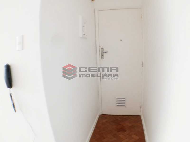 Conheça Corredor de entrada do imóvel - Excelente conjugado na quadra da Praia do Flamengo!!! - LAKI01396 - 7 Corredor de entrada - Excelente conjugado na quadra da Praia do Flamengo!!! - LAKI01396 - 7
