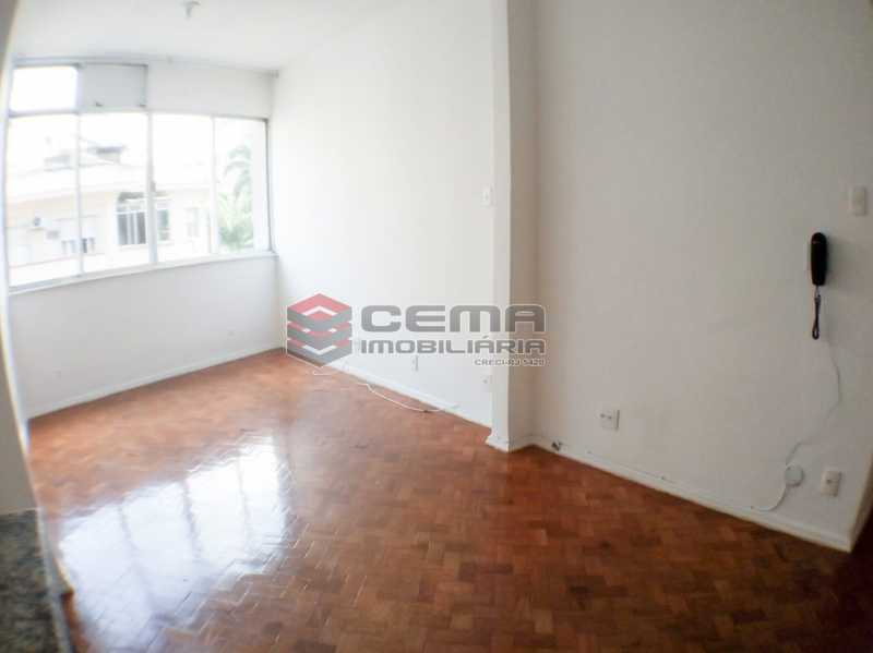 Conheça Sala/quarto do imóvel - Excelente conjugado na quadra da Praia do Flamengo!!! - LAKI01396 - 4 Sala/quarto - Excelente conjugado na quadra da Praia do Flamengo!!! - LAKI01396 - 4