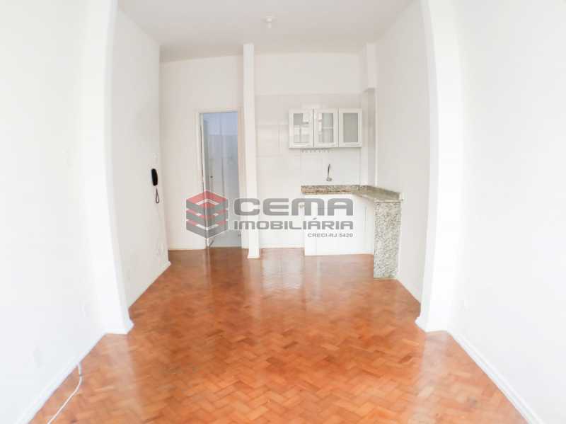 Conheça Sala/quarto do imóvel - Excelente conjugado na quadra da Praia do Flamengo!!! - LAKI01396 - 1 Sala/quarto - Excelente conjugado na quadra da Praia do Flamengo!!! - LAKI01396 - 1