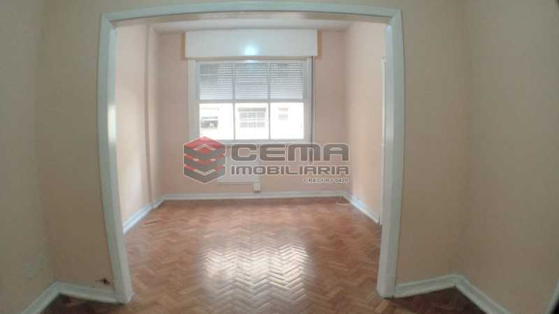 Conheça Sala / quarto do imóvel - Kitnet/Conjugado 32m² para alugar Flamengo, Zona Sul RJ - R$ 1.350 - LAKI01402 - 3 Sala / quarto - Kitnet/Conjugado 32m² para alugar Flamengo, Zona Sul RJ - R$ 1.350 - LAKI01402 - 3