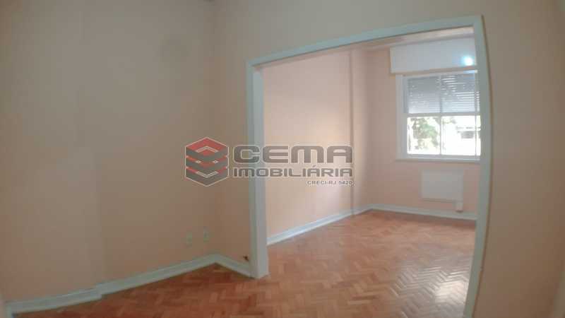 Conheça Sala / quarto do imóvel - Kitnet/Conjugado 32m² para alugar Flamengo, Zona Sul RJ - R$ 1.350 - LAKI01402 - 4 Sala / quarto - Kitnet/Conjugado 32m² para alugar Flamengo, Zona Sul RJ - R$ 1.350 - LAKI01402 - 4