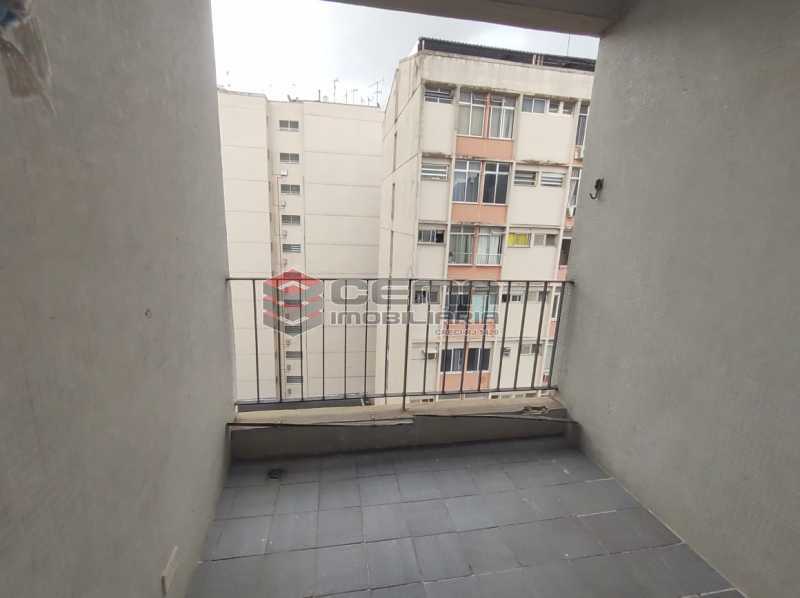 Conheça varanda quarto do imóvel - Flat Residencial com serviços e vaga MOBILIADO - LAFL10079 - 5 varanda quarto - Flat Residencial com serviços e vaga MOBILIADO - LAFL10079 - 5