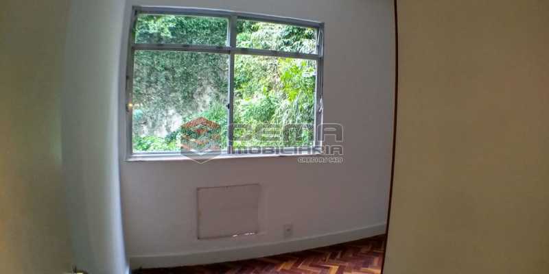 Conheça Quarto 1 do imóvel - Apartamento 2 quartos para alugar Laranjeiras, Zona Sul RJ - R$ 1.700 - LAAP25409 - 7 Quarto 1 - Apartamento 2 quartos para alugar Laranjeiras, Zona Sul RJ - R$ 1.700 - LAAP25409 - 7