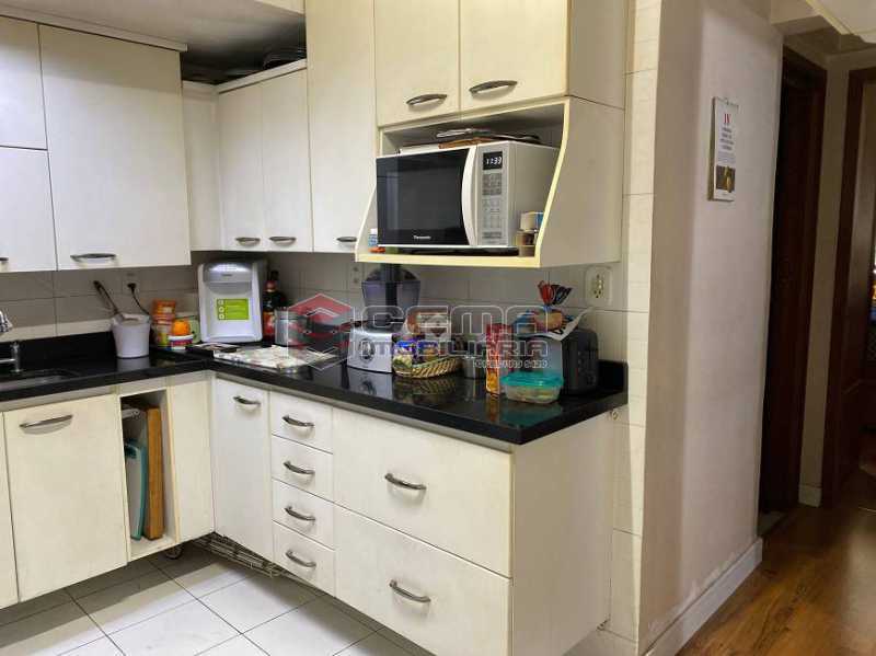 Conheça 4d52345025879b1ced18fc01061dac do imóvel - Excelente Sala e Quarto mais dependência revertida. Próximo ao metrô e comércio do Catete - LAAP10702 - 19 4d52345025879b1ced18fc01061dac - Excelente Sala e Quarto mais dependência revertida. Próximo ao metrô e comércio do Catete - LAAP10702 - 19