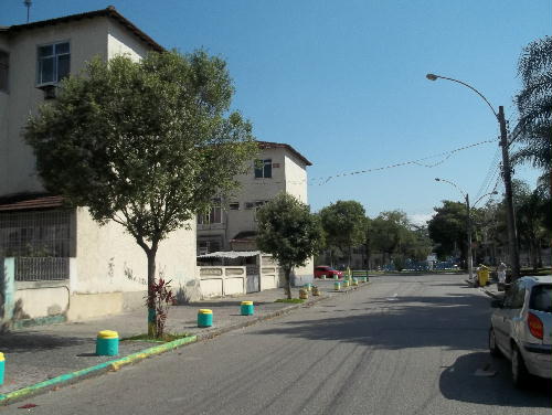 Conheça VISTA DA RUA do imóvel - MARECHAL HERMES - Excelente apartamento, juntinho a Praça de Marechal Hermes (HOSPITAL CARLOS CHAGAS) - SA20331 - 25 VISTA DA RUA - MARECHAL HERMES - Excelente apartamento, juntinho a Praça de Marechal Hermes (HOSPITAL CARLOS CHAGAS) - SA20331 - 25