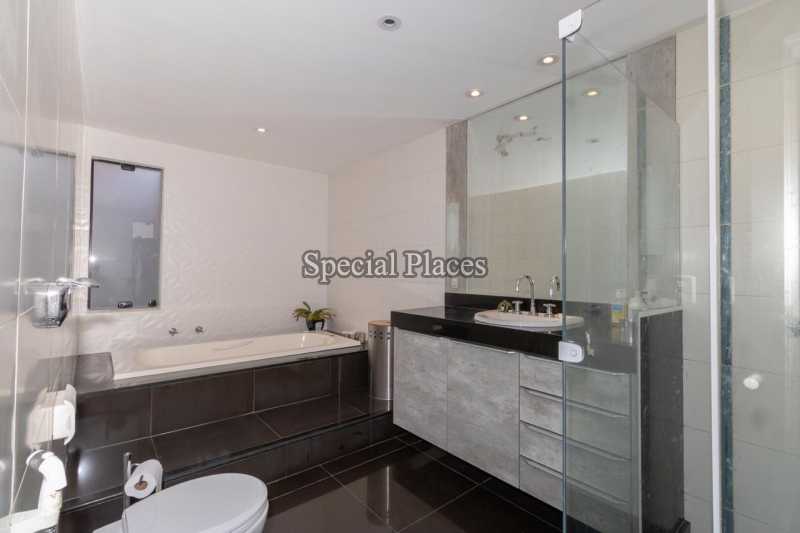 Conheça banheiro suite master do imóvel - Casa À Venda no Condomínio Barra, Jardim Nova Barra - Barra da Tijuca - Rio de Janeiro - RJ - BAC3816 - 14 banheiro suite master