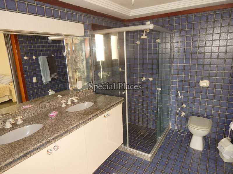 Conheça BANHEIRO MASTER do imóvel - Casa À Venda no Condomínio Barra, Village Marapendi - Barra da Tijuca - Rio de Janeiro - RJ - BAC4108 - 20 BANHEIRO MASTER