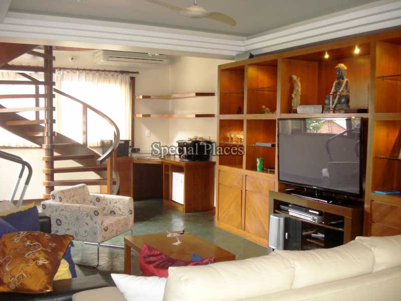 Conheça SALA INTIMA do imóvel - Casa À Venda no Condomínio Barra, Village Marapendi - Barra da Tijuca - Rio de Janeiro - RJ - BAC4108 - 28 SALA INTIMA