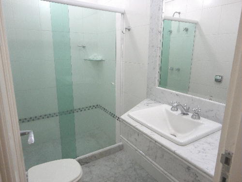 Conheça BANHEIRO SUÍTE TÉRREA do imóvel - Casa À Venda no Condomínio Barra, Mansões - Barra da Tijuca - Rio de Janeiro - RJ - BAC4611 - 16 BANHEIRO SUÍTE TÉRREA