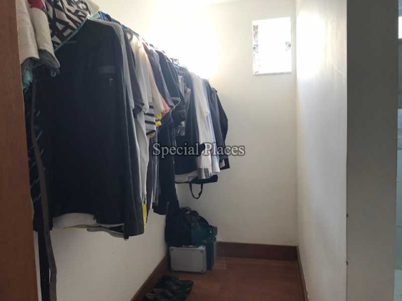 Conheça CLOSET SUÍTE 1 do imóvel - Casa À Venda no Condomínio Barra, Rio Mar - Barra da Tijuca - Rio de Janeiro - RJ - BAC4701 - 20 CLOSET SUÍTE 1