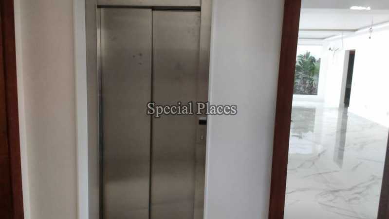 Conheça elevador do imóvel - Casa em Condomínio 5 Quartos À Venda Barra da Tijuca, Rio de Janeiro - R$ 8.800.000 - BAC4802 - 13 elevador