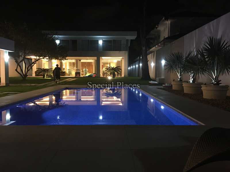 Conheça FACHADA NOITE do imóvel - Casa À Venda no Condomínio Barra, Novo Leblon - Barra da Tijuca - Rio de Janeiro - RJ - BAC5017 - 3 FACHADA NOITE