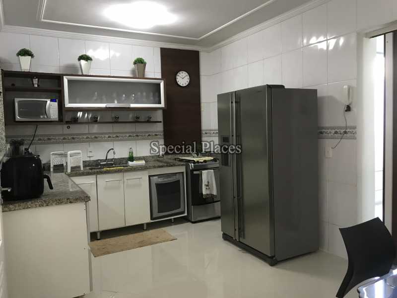 Conheça COZINHA do imóvel - Casa em Condomínio Recreio, Mountain Green, Recreio dos Bandeirantes, Rio de Janeiro, RJ À Venda, 5 Quartos, 600m² - BAC5470 - 9 COZINHA