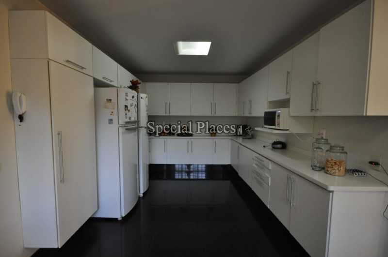 Conheça COZINHA do imóvel - Casa em Condomínio Barra, Santa Marina, Barra da Tijuca, Rio de Janeiro, RJ À Venda, 5 Quartos, 500m² - BAC1123 - 13 COZINHA