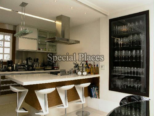 Conheça COZINHA do imóvel - Casa em Condomínio Barra, Santa Mônica Jardins, Barra da Tijuca, Rio de Janeiro, RJ Para Alugar, 4 Quartos, 800m² - LOC1010 - 20 COZINHA