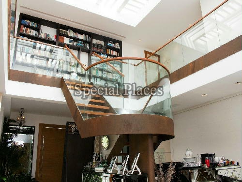 Conheça DETALHE ESCADA do imóvel - Casa em Condomínio Barra, Santa Mônica Jardins, Barra da Tijuca, Rio de Janeiro, RJ Para Alugar, 4 Quartos, 800m² - LOC1010 - 16 DETALHE ESCADA