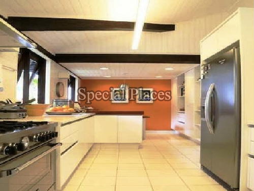 Conheça COZINHA do imóvel - PERTINHO DA PRAIA - ACADEMIA - CHARMOSA E SUPER BEM DECORADA - TEMPORADA E ANUAL - LOC1019 - 5 COZINHA