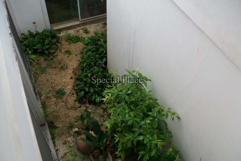 Conheça Jardim inverso do imóvel - Casa À Venda no Condomínio Recreio, Maramar - Recreio dos Bandeirantes - Rio de Janeiro - RJ - BAC5842 - 12 Jardim inverso