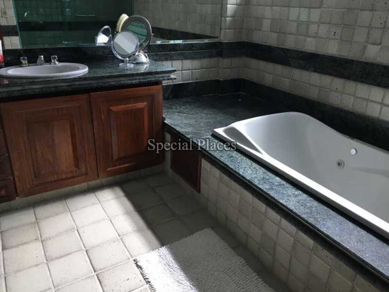 Conheça BANHEIRA MASTER do imóvel - Casa À Venda no Condomínio Itanhangá, Greenwood Park - Itanhangá - Rio de Janeiro - RJ - BAC5881 - 27 BANHEIRA MASTER