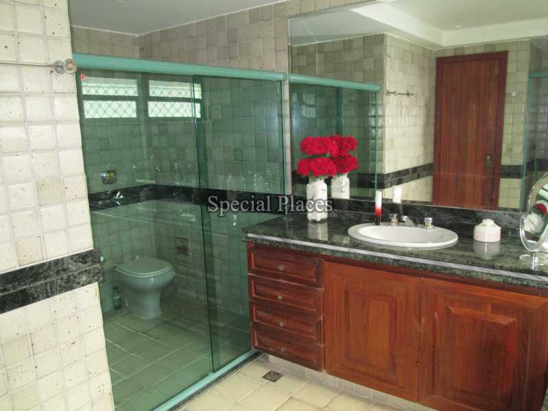 Conheça BANHEIRO MASTER do imóvel - Casa À Venda no Condomínio Itanhangá, Greenwood Park - Itanhangá - Rio de Janeiro - RJ - BAC5881 - 26 BANHEIRO MASTER