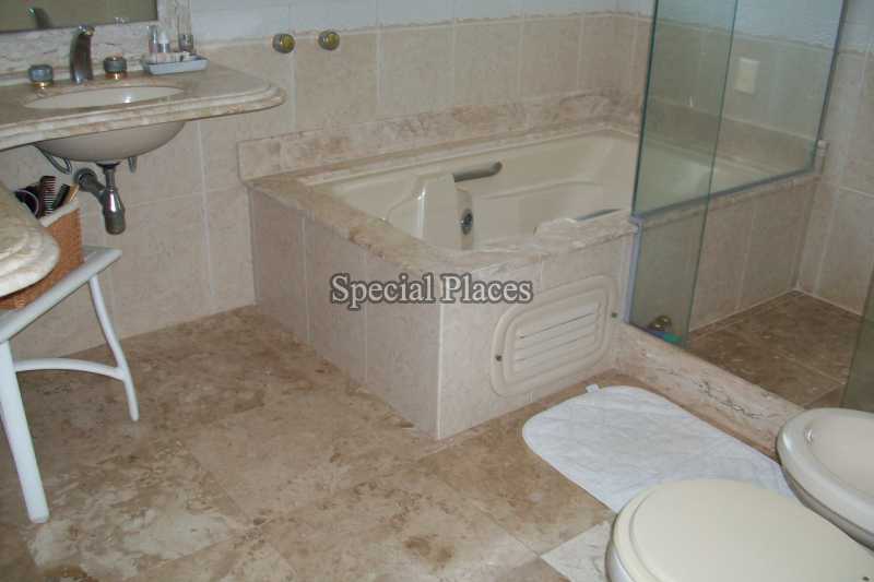 Conheça BANHEIRO MASTER do imóvel - Casa À Venda no Condomínio Barra, Interlagos Quality - Barra da Tijuca - Rio de Janeiro - RJ - BAC5920 - 28 BANHEIRO MASTER