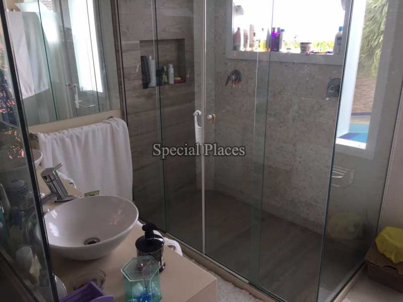 Conheça Banheiro Suite do imóvel - Casa em Condomínio Recreio, Maramar, Recreio dos Bandeirantes, Rio de Janeiro, RJ Para Alugar, 5 Quartos, 483m² - LOC1076 - 20 Banheiro Suite