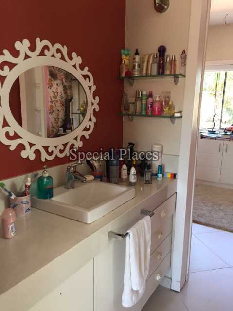 Conheça Banheiro Suite do imóvel - Casa em Condomínio Recreio, Maramar, Recreio dos Bandeirantes, Rio de Janeiro, RJ Para Alugar, 5 Quartos, 483m² - LOC1076 - 24 Banheiro Suite