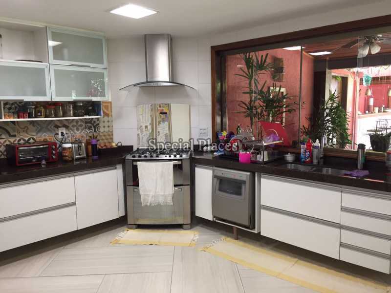 Conheça Cozinha do imóvel - Casa em Condomínio Recreio, Maramar, Recreio dos Bandeirantes, Rio de Janeiro, RJ Para Alugar, 5 Quartos, 483m² - LOC1076 - 15 Cozinha