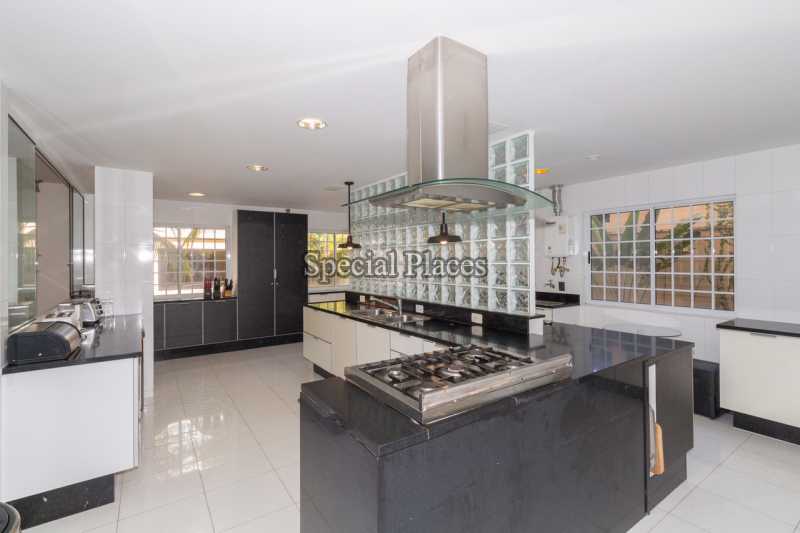 Conheça Copa cozinha do imóvel - Casa em Condominio Condomínio Barra, Pedra de Itaúna, Barra da Tijuca,Rio de Janeiro,RJ Para Alugar,5 Quartos,788m² - LOC1078 - 11 Copa cozinha
