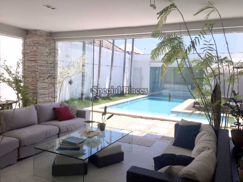 Conheça SALA do imóvel - Casa em Condomínio Barra, Del Lago, Barra da Tijuca, Rio de Janeiro, RJ Para Alugar, 5 Quartos, 400m² - LOC1082 - 9 SALA