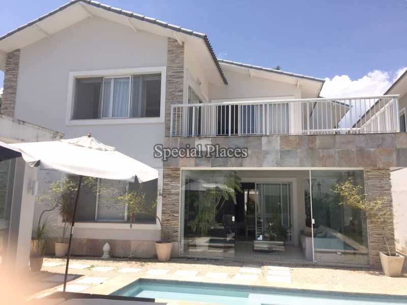 Conheça FACHADA FRONTAL do imóvel - Casa em Condomínio Barra, Del Lago, Barra da Tijuca, Rio de Janeiro, RJ Para Alugar, 5 Quartos, 400m² - LOC1082 - 16 FACHADA FRONTAL