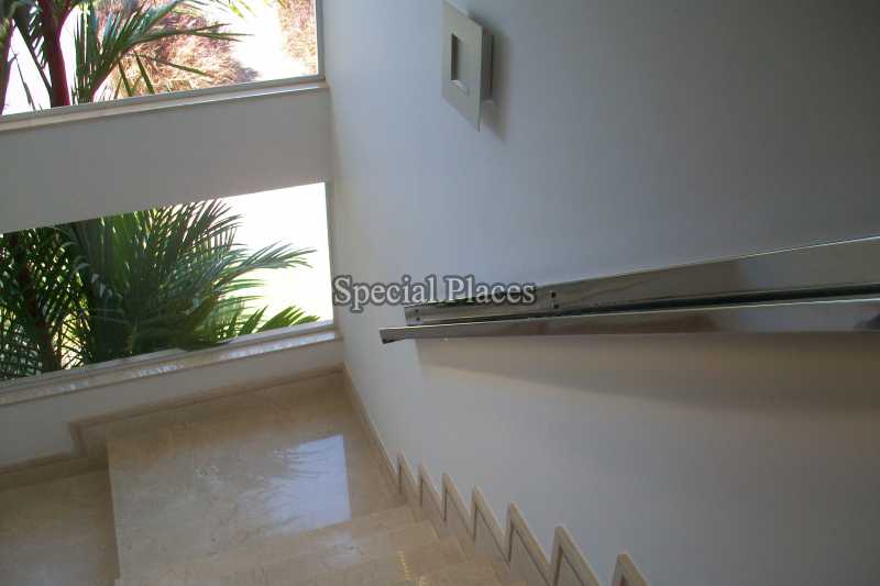 Conheça ESCADA C/ CORRIMÃO COM LED do imóvel - Casa em Condominio Condomínio Barra, Mansões, Barra da Tijuca,Rio de Janeiro,RJ Para Alugar,5 Quartos,804m² - LOC1087 - 14 ESCADA C/ CORRIMÃO COM LED