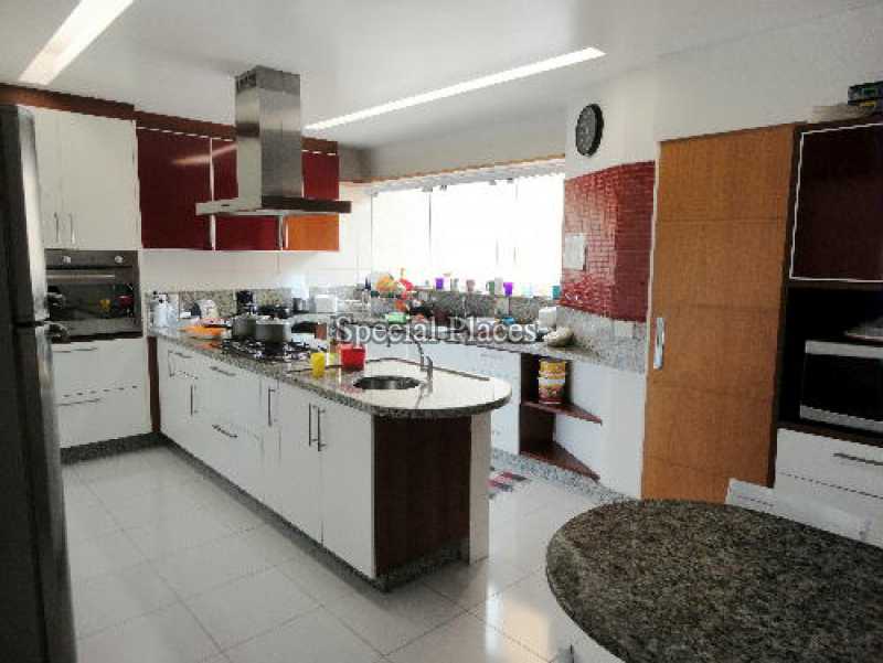 Conheça cozinha do imóvel - Casa em Condomínio Barra, Sernambetiba Jardim Marapendi, Barra da Tijuca, Rio de Janeiro, RJ Para Alugar, 4 Quartos, 580m² - LOC1101 - 8 cozinha